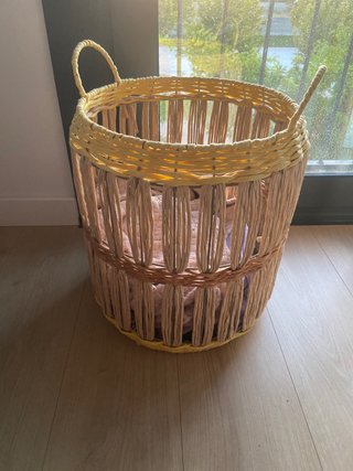 Cesto de mimbre y papel amarillo