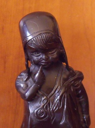 Juan Clarà. Escultura "Niña con bota y taburete".