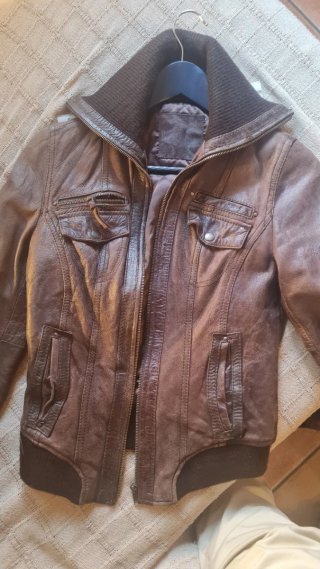 Chaqueta de piel marrón para mujer
