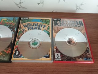 Lote de 4 juegos de estrategia de gestión para PC.