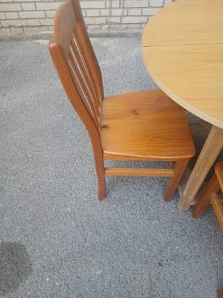 Mesa redonda y 4 sillas de madera