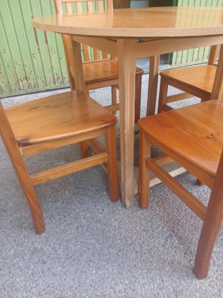 Mesa redonda y 4 sillas de madera