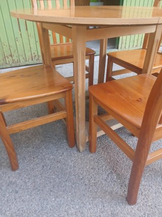 Mesa redonda y 4 sillas de madera