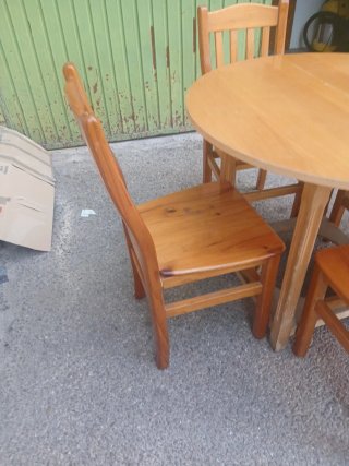 Mesa redonda y 4 sillas de madera