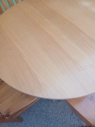 Mesa redonda y 4 sillas de madera