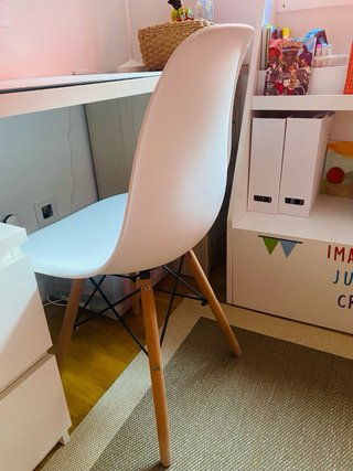 Silla de escritorio blanca y madera