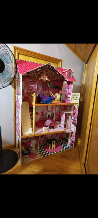 Casa de muñecas rosa con muebles