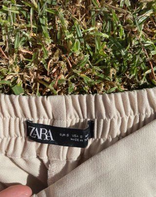 Pantalones beige con botones