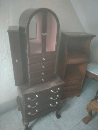 Mueble joyero antiguo de madera y cristal