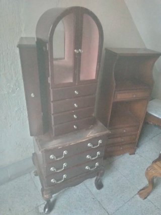 Mueble joyero antiguo de madera y cristal