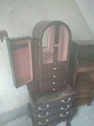 Mueble joyero antiguo de madera y cristal