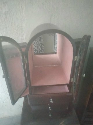 Mueble joyero antiguo de madera y cristal