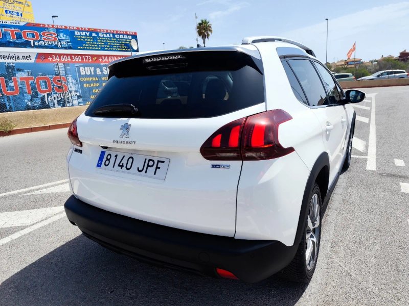 Peugeot 2008 1.2 Pure Tech S&S Allure EAT6 (2016) 2016, foto 2