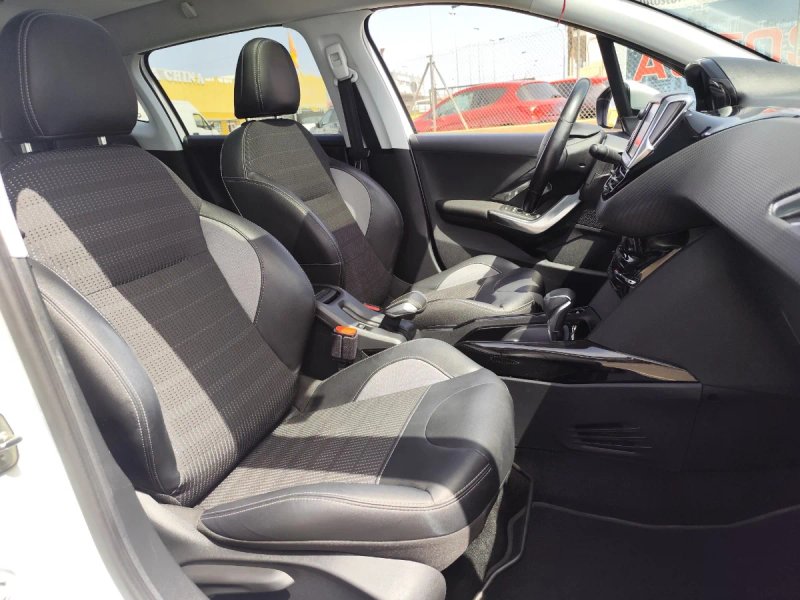 Peugeot 2008 1.2 Pure Tech S&S Allure EAT6 (2016) 2016, foto 11