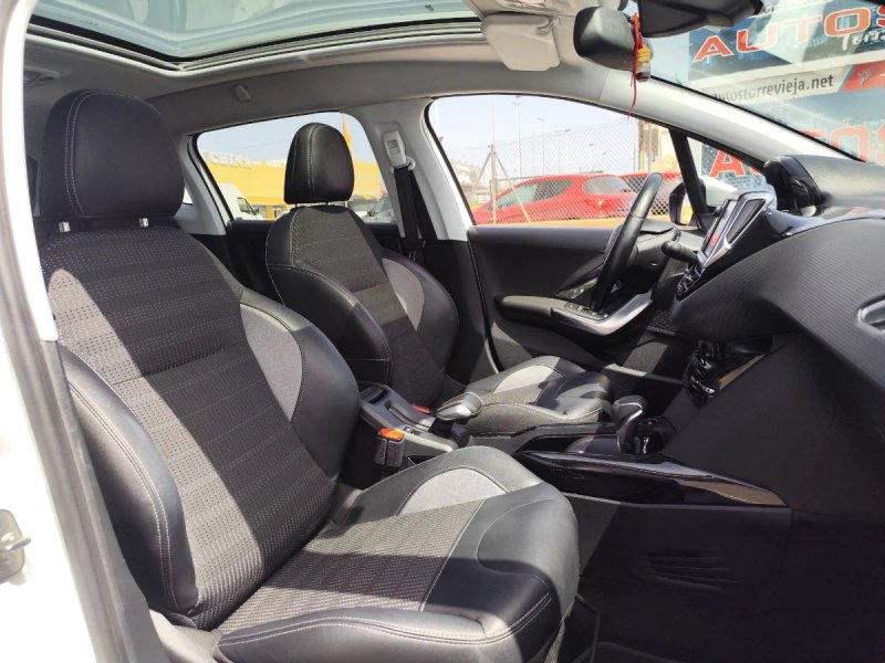 Peugeot 2008 1.2 Pure Tech S&S Allure EAT6 (2016) 2016, foto 12