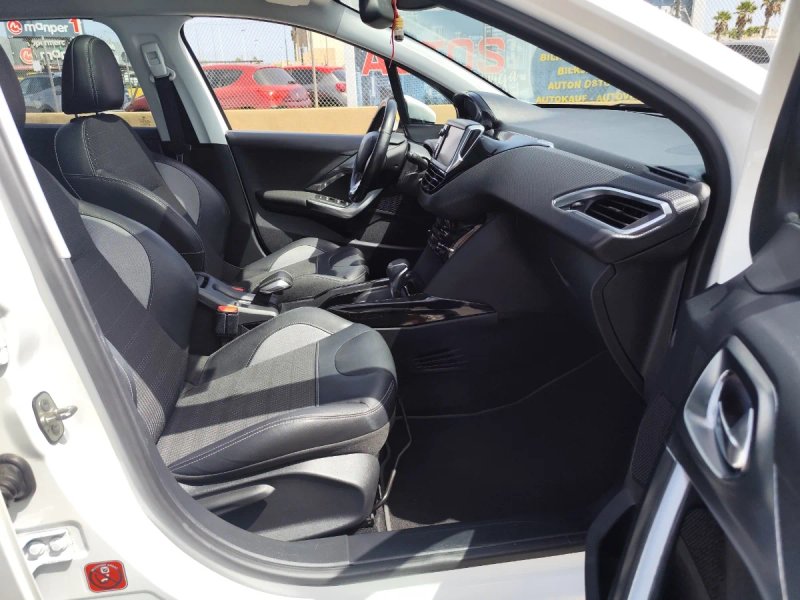 Peugeot 2008 1.2 Pure Tech S&S Allure EAT6 (2016) 2016, foto 16