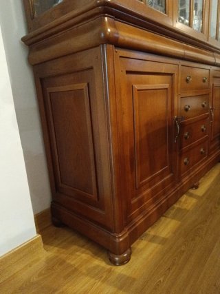 Vitrina de madera y cristal