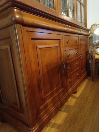 Vitrina de madera y cristal