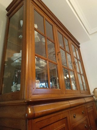 Vitrina de madera y cristal