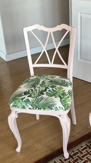 Sillas de madera tapizadas tropicales