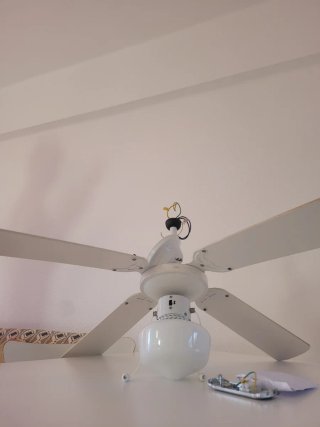 Ventilador de techo blanco con luz