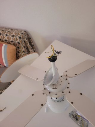 Ventilador de techo blanco con luz