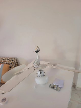 Ventilador de techo blanco con luz