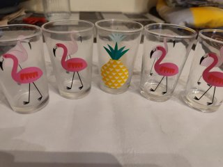 Vasos de cristal con flamencos y piña