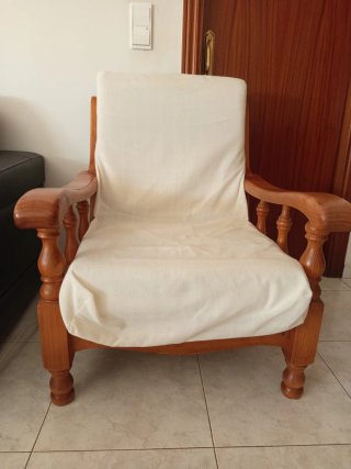 Sillón de madera maciza con cojines
