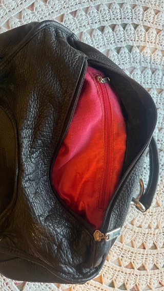 Bolso de piel negro con interior rojo