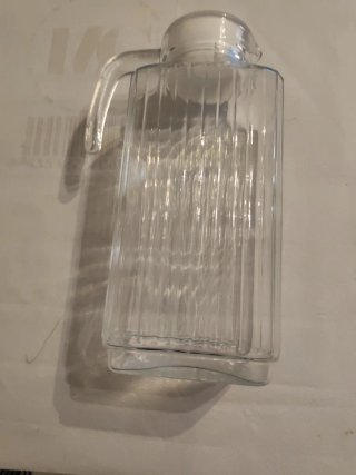 Jarra de cristal con diseño acanalado