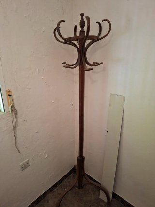 Perchero de madera estilo clásico