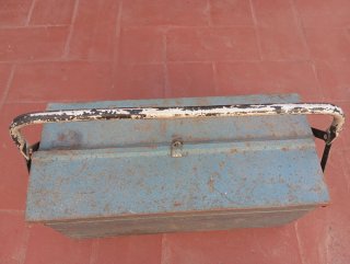 Caja de herramientas metálica azul