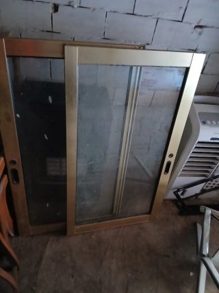 Puerta corredera de cristal dorada