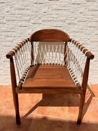 Silla de madera con cuerda
