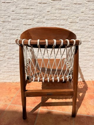 Silla de madera con cuerda