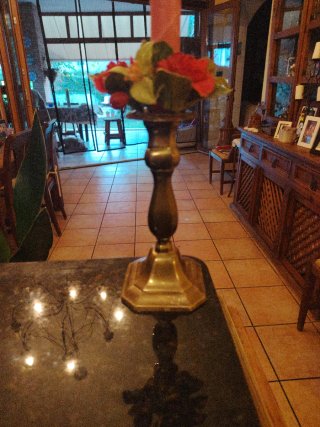 Conjunto Candelabro y Jarrón Latón pintado a fuego