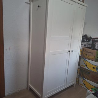 Armario blanco de madera infantil