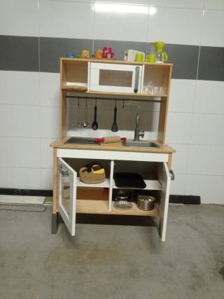 Cocinita de madera Ikea con accesorios