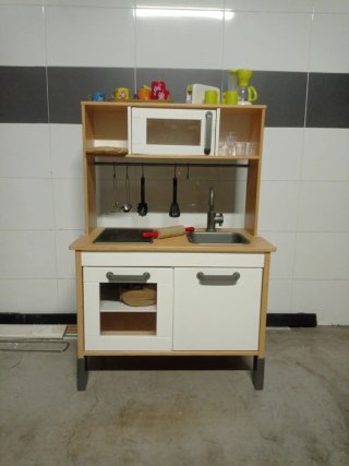 Cocinita de madera Ikea con accesorios