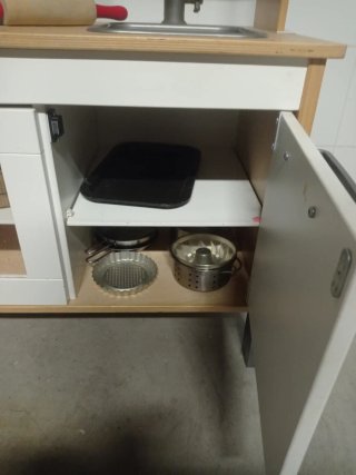 Cocinita de madera Ikea con accesorios