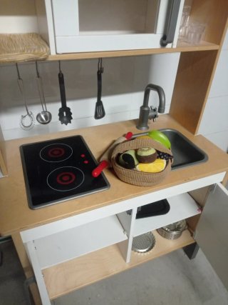 Cocinita de madera Ikea con accesorios