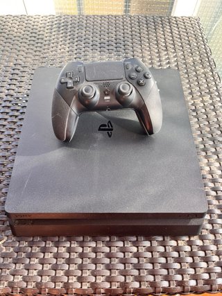 PS4 (PlayStation 4) Nera + Controller