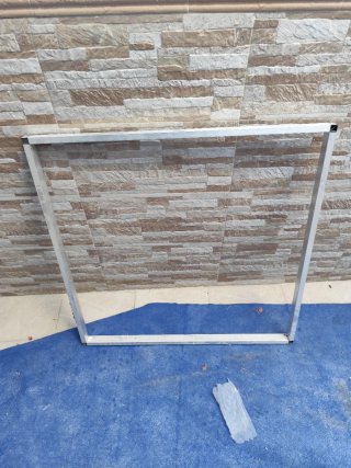Ventana aluminio blanco con persiana y premarco.