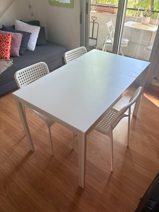 Mesa blanca y sillas de plástico