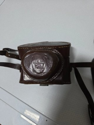 Cámara SEM antigua con funda de cuero