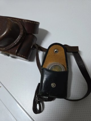 Cámara SEM antigua con funda de cuero