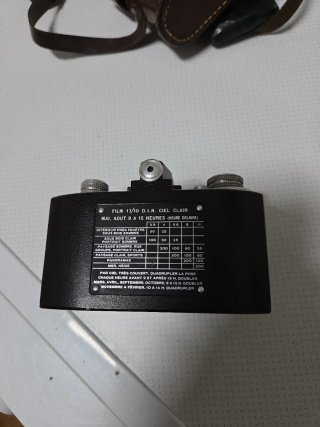 Cámara SEM antigua con funda de cuero