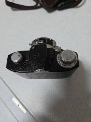 Cámara SEM antigua con funda de cuero