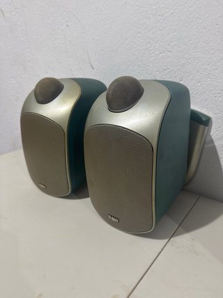 Altavoces B&W Beige y Plateado